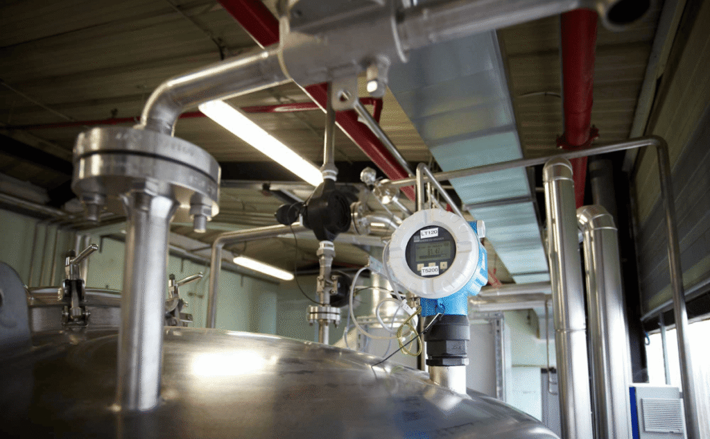 Comparison of radar level transmitter and ultrasonic level transmitter used for industrial level measurement in tanks and process vessels.