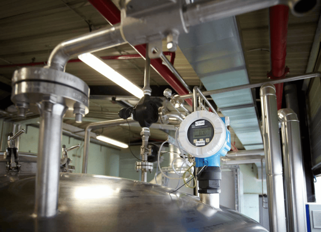 Comparison of radar level transmitter and ultrasonic level transmitter used for industrial level measurement in tanks and process vessels.